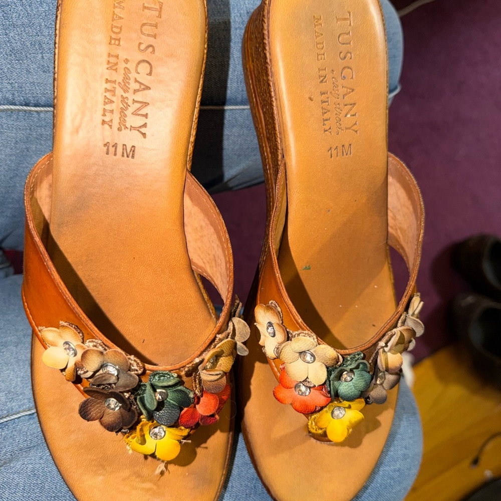 TUSCANY BY EASY STREET Giordana Flower Floral Brown Thong Sandals Wedge